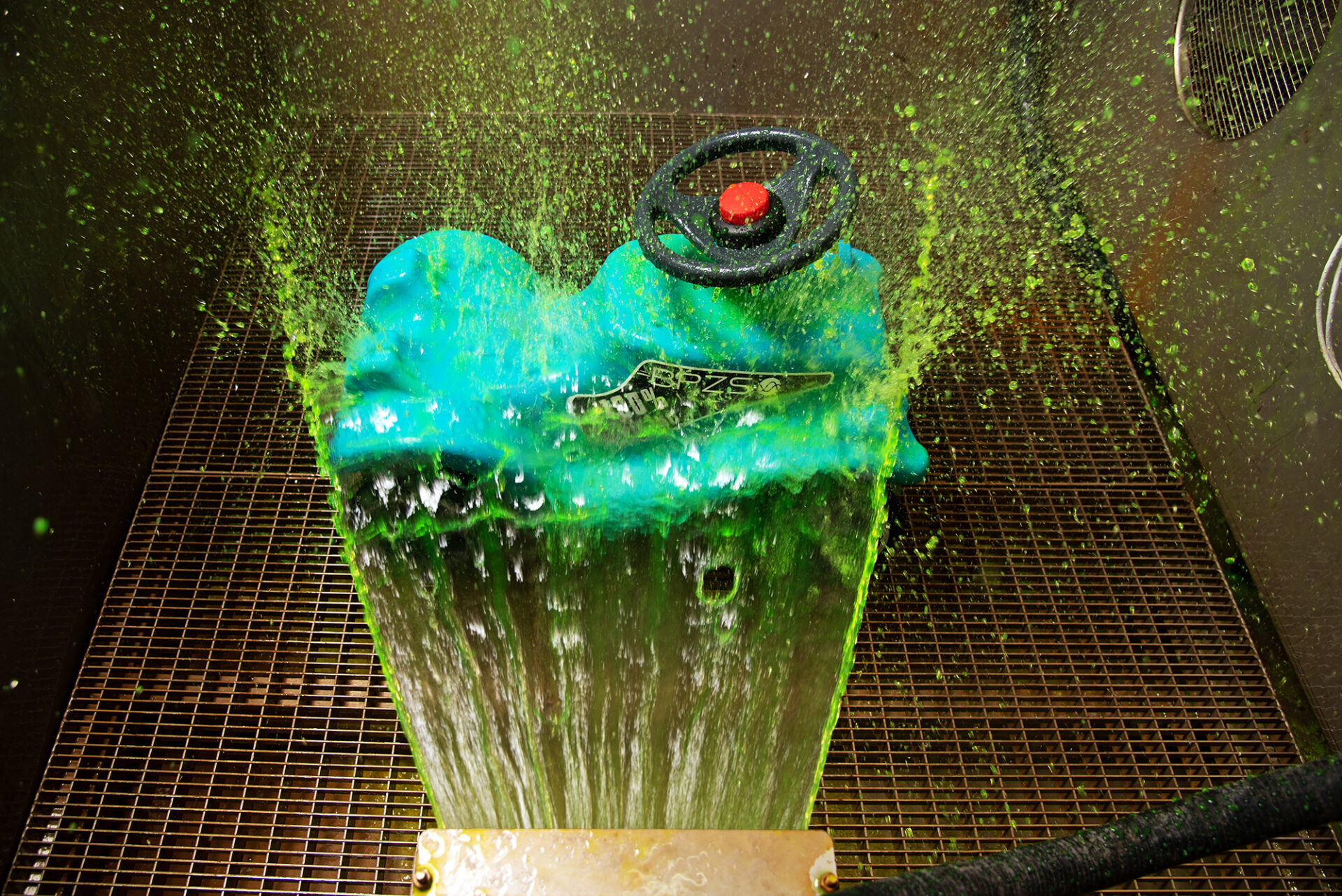 Multidirektionale Schwallwasser / Splash Water Prüfungen bei BPZS | XXL-Prüfstand & OEM-Normen ISO 16750-4